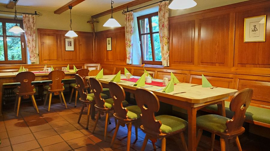Nebenzimmer mit langen, gedeckten Tischen