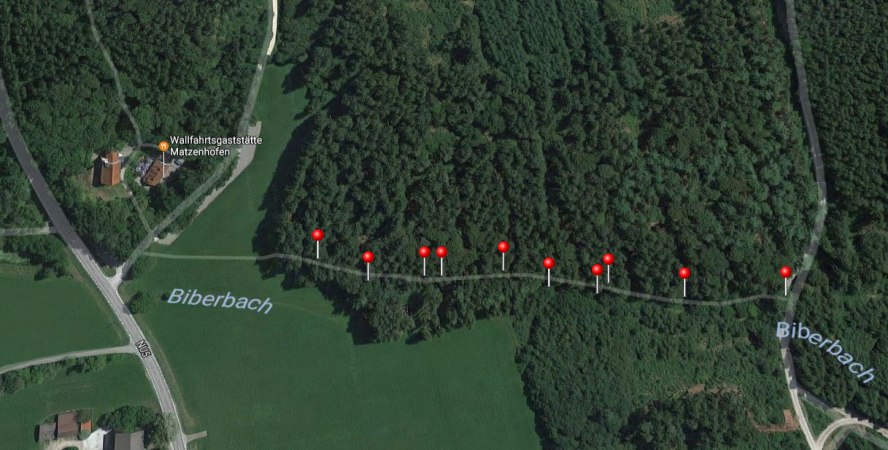 Luftbild mit der Wallfahrtsgaststätte links und den zehn Tafeln des Poetenwegs als rote Markierungen entlang eines Waldwegs